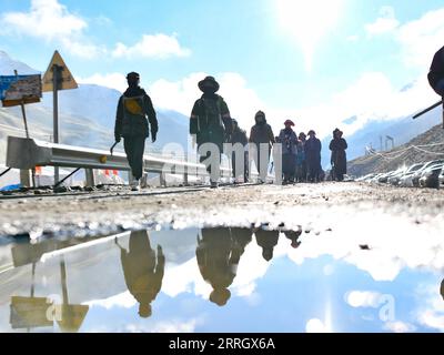 220531 -- NAGQU, 31 maggio 2022 -- le persone partono per la raccolta di funghi caterpillar nella municipalità di Lainqu, Biru County of Nagqu, regione autonoma Tibet del sud-ovest della Cina, 26 maggio 2022. Sulla prateria di oltre 4.700 metri sopra il livello del mare nella contea di Biru, i pastori sono impegnati a caccia di funghi bruchi durante il raccolto. La contea di Biru è un sito fondamentale per la produzione di funghi caterpillar, un ingrediente costoso nella medicina tradizionale cinese. Trovato solo ad altitudini elevate, il fungo, noto in Cina come verme invernale erba estiva, si dice essere efficace nel rafforzare il sistema immunitario. Il fungo caterpillar ha Foto Stock