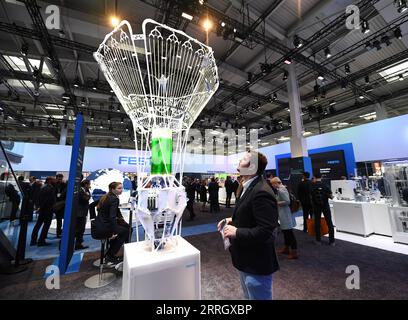 220531 -- HANNOVER, 31 maggio 2022 -- Un visitatore guarda un bioreattore di alghe durante la Hannover Messe di Hannover, Germania, 30 maggio 2022. Dopo un intervallo di due anni, Hannover Messe ha ripreso i suoi eventi offline quest'anno, con la trasformazione industriale come tema principale, incentrato sulla digitalizzazione e la sostenibilità. GERMANIA-HANNOVER-FIERA INDUSTRIALE RenxPengfei PUBLICATIONxNOTxINxCHN Foto Stock