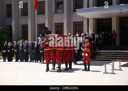 220602 -- TIRANA, 2 giugno 2022 -- Una cerimonia di lutto si tiene per piangere l'ex presidente dell'Albania Bujar Nishani nel palazzo presidenziale di Tirana, Albania, 2 giugno 2022. L'Albania giovedì ha pianto il suo ex presidente Bujar Nishani, che è morto all'età di 55 anni a causa di gravi complicazioni di salute causate dalla COVID-19. Foto di Gent Onuzi/Xinhua ALBANIA-TIRANA-LUTTO-EX PRESIDENTE ZhangxLiyun PUBLICATIONxNOTxINxCHN Foto Stock