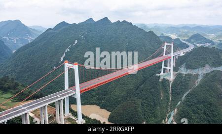 220531 -- GUIDING, 31 maggio 2022 -- foto aerea scattata il 31 maggio 2022 mostra le auto che corrono sul grande ponte di Yangbaoshan lungo l'autostrada Guiyang-Huangping nella provincia di Guizhou nella Cina sud-occidentale. L'autostrada Guiyang-Huangping è stata aperta al traffico martedì, abbreviando il tempo di percorrenza tra la città di Guiyang e la contea di Huangping della provincia di Guizhou dalle attuali 3,5 ore a circa un'ora e 20 minuti. La linea principale di questa autostrada si estende per 120,6 chilometri e collega Guizhou con la regione del delta del fiume Yangtze. CHINA-GUIZHOU-GUIYANG-HUANGPING-HIGHWAY-COMPLETION CN TAOXLIANG PUBLI Foto Stock