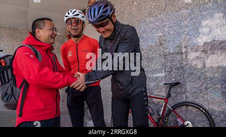 220603 -- LHASA, 3 giugno 2022 -- Jiang Wukai L e Hou Weiyu C si congratulano con Zeng Zhu per aver completato la corsa ciclistica Sichuan-Tibet a Lhasa, regione autonoma Tibet della Cina sud-occidentale, 29 maggio 2022. PER ANDARE CON la caratteristica: Ciclisti dilettanti fare un giro epico in Tibet SPCHINA-TIBET-CICLISTI DILETTANTI-EPIC RIDE CN SunxFei PUBLICATIONxNOTxINxCHN Foto Stock