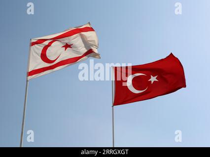 Bandiere della Repubblica turca di Cipro del Nord e della Repubblica di Turchia che volano in volo a Famagosta, Cipro del Nord Foto Stock