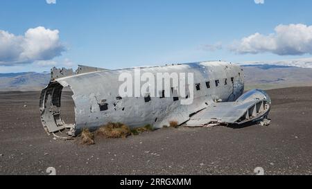 L'abbandonato C-117D della Marina degli Stati Uniti del 1973 Sólheimasandur si schiantò con l'aereo DC a Sólheimasandur sulla spiaggia nera dell'Islanda meridionale Foto Stock