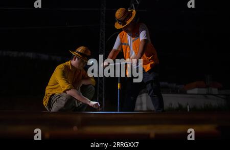 220603 -- KUNMING, 3 giugno 2022 -- Workers of China Railway Kunming Bureau Group Co., Ltd. Mantenere la linea ferroviaria nel sud-ovest della Cina nella provincia dello Yunnan, 2 giugno 2022. La ferrovia Cina-Laos, a sei mesi dalla sua attività, ha consegnato più di 4 milioni di tonnellate di merci a partire da giovedì, ha dichiarato l'operatore ferroviario cinese. Come progetto di riferimento nell'ambito dell'iniziativa Belt and Road, la ferrovia di 1.035 km collega Kunming della Cina con la capitale laotiana Vientiane. CHINA-LAOS RAILWAY-OPERATION-MEZZO ANNO JIANGXWENYAO PUBLICATIONXNOTXINXCHN Foto Stock