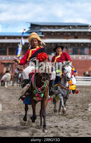 220603 -- SHANGRI-LA, 3 giugno 2022 -- i cavalieri eseguono uno spettacolo equestre in un festival di corse di cavalli che si tiene a Shangri-la, nella prefettura autonoma tibetana di Deqen, nella provincia dello Yunnan della Cina sud-occidentale, 3 giugno 2022. CHINA-YUNNAN-SHANGRI-LA-HORSE RACING FESTIVAL CN CAOXMENGYAO PUBLICATIONXNOTXINXCHN Foto Stock