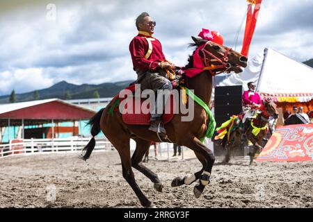 220603 -- SHANGRI-LA, 3 giugno 2022 -- i cavalieri eseguono uno spettacolo equestre in un festival di corse di cavalli che si tiene a Shangri-la, nella prefettura autonoma tibetana di Deqen, nella provincia dello Yunnan della Cina sud-occidentale, 3 giugno 2022. CHINA-YUNNAN-SHANGRI-LA-HORSE RACING FESTIVAL CN CAOXMENGYAO PUBLICATIONXNOTXINXCHN Foto Stock