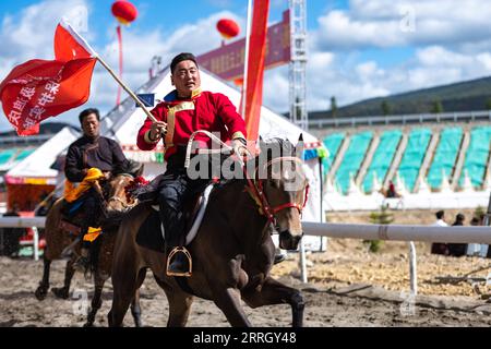 220603 -- SHANGRI-LA, 3 giugno 2022 -- i cavalieri eseguono uno spettacolo equestre in un festival di corse di cavalli che si tiene a Shangri-la, nella prefettura autonoma tibetana di Deqen, nella provincia dello Yunnan della Cina sud-occidentale, 3 giugno 2022. CHINA-YUNNAN-SHANGRI-LA-HORSE RACING FESTIVAL CN CAOXMENGYAO PUBLICATIONXNOTXINXCHN Foto Stock