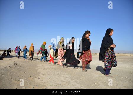 Frauen unter dem regime talibano in Afghanistan 220603 -- KANDHAR, 3 giugno 2022 -- gli studenti camminano di fila in una scuola mobile nella provincia di Kandhar, Afghanistan, 2 giugno 2022. È stata istituita una scuola mobile nella provincia di Kandhar in Afghanistan. La scuola mobile viaggia da villaggio a villaggio per fornire opportunità di istruzione ai bambini locali. Foto di /Xinhua AFGHANISTAN-KANDHAR-MOBILE SCHOOL SanullahxSeiam PUBLICATIONxNOTxINxCHN Foto Stock