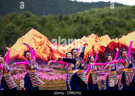 220603 -- SHANGRI-LA, 3 giugno 2022 -- le attrici si esibiscono in danza tradizionale in un festival di corse di cavalli che si tiene a Shangri-la, nella prefettura autonoma tibetana di Deqen, nella provincia dello Yunnan della Cina sud-occidentale, 3 giugno 2022. CHINA-YUNNAN-SHANGRI-LA-HORSE RACING FESTIVAL CN CAOXMENGYAO PUBLICATIONXNOTXINXCHN Foto Stock