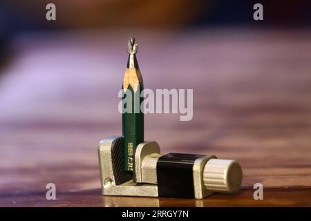 220603 -- CAIRO, 3 giugno 2022 -- la foto mostra una scultura in miniatura di una maschera dorata del giovane faraone egiziano Re Tutankhamon scolpita da Ibrahim Bilal nella sua casa di Rosetta, una città portuale nel nord dell'Egitto, il 25 maggio 2022. Caratteristiche: L'artista egiziano trasforma le punte delle matite in delicate sculture foto di /Xinhua EGYPT-BEHEIRA-ARTISTA-SCULTURA IN MINIATURA SU PUNTA A MATITA AhmedxGomaa PUBLICATIONxNOTxINxCHN Foto Stock