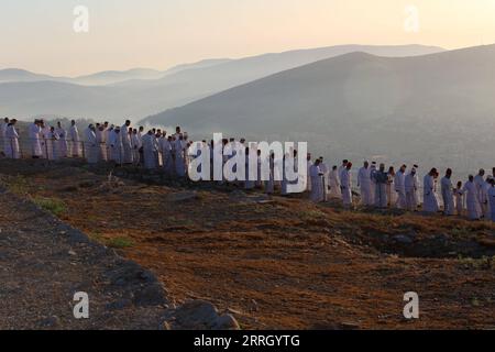 220605 -- NABLUS, 5 giugno 2022 -- i samaritani partecipano a una cerimonia tradizionale che celebra il festival Shavuot in cima al monte Gerizim vicino alla città di Nablus, 5 giugno 2022. Foto di /Xinhua MIDEAST-NABLUS-SHAVUOT FESTIVAL NidalxEshtayeh PUBLICATIONxNOTxINxCHN Foto Stock