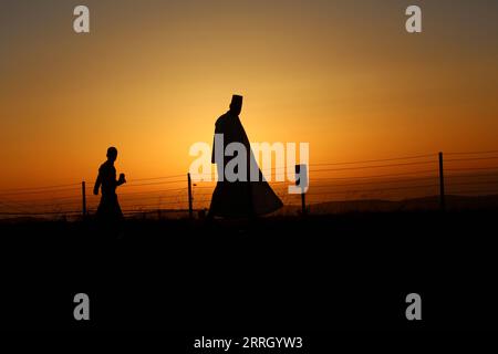 220605 -- NABLUS, 5 giugno 2022 -- i samaritani partecipano a una cerimonia tradizionale che celebra il festival Shavuot in cima al monte Gerizim vicino alla città di Nablus, 5 giugno 2022. Foto di /Xinhua MIDEAST-NABLUS-SHAVUOT FESTIVAL NidalxEshtayeh PUBLICATIONxNOTxINxCHN Foto Stock