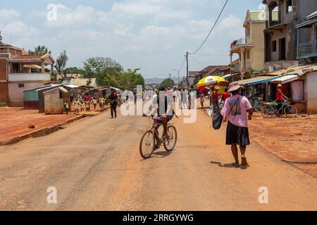 Mandoto, Madagascar - 9 novembre 2022: I residenti locali camminano e proseguono la loro vita quotidiana in via Mandoto in Madagascar. Foto Stock