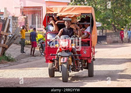 Miandrivazo, Madagascar - 2 novembre 2022: Raramente si vedono risciò a motore sulle strade della città, fungendo da emblema culturale e da mezzo di trasporto. Foto Stock