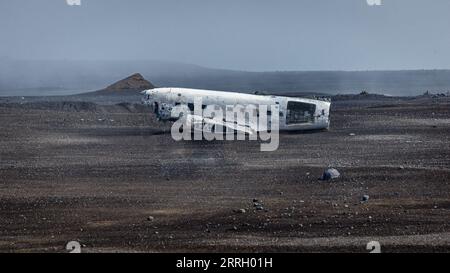 Il 1973 U S Navy C-117D Sólheimasandur Crash sulla costa meridionale dell'Islanda. Foto Stock