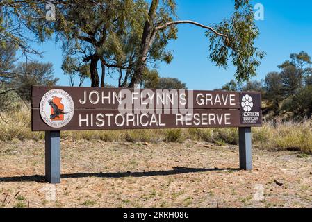 John Flynn's grave Historical Reserve vicino ad Alice Springs, nel territorio del Nord dell'Australia. Flynn ha fondato la Australian Inland Mission e RFDS Foto Stock