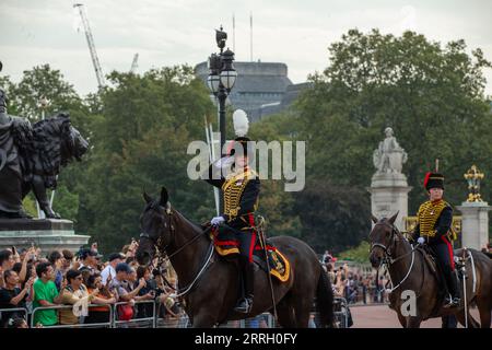 Londra, regno unito, ottavo. Saluta l'artiglieria delle truppe reali del Re passa accanto a Buckingham Palace passa Buckingham Palace e saluta la bandiera per celebrare l'anniversario della morte della regina Elisabetta II credito Richard Lincoln/Alamy Live News Foto Stock