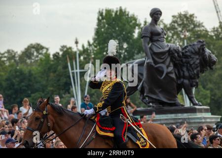 Londra, regno unito, ottavo. Saluta l'artiglieria delle truppe reali del Re passa accanto a Buckingham Palace passa Buckingham Palace e saluta la bandiera per celebrare l'anniversario della morte della regina Elisabetta II credito Richard Lincoln/Alamy Live News Foto Stock