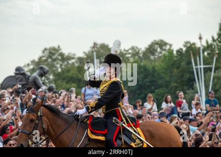 Londra, regno unito, ottavo. Saluta l'artiglieria delle truppe reali del Re passa accanto a Buckingham Palace passa Buckingham Palace e saluta la bandiera per celebrare l'anniversario della morte della regina Elisabetta II credito Richard Lincoln/Alamy Live News Foto Stock