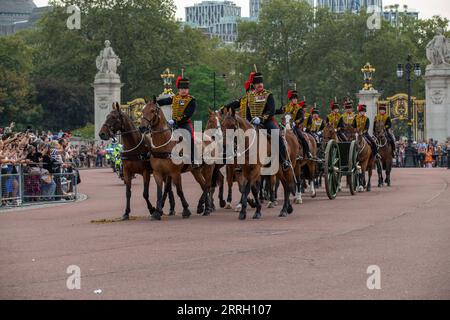 Londra, regno unito, ottavo. Saluta l'artiglieria delle truppe reali del Re passa accanto a Buckingham Palace passa Buckingham Palace e saluta la bandiera per celebrare l'anniversario della morte della regina Elisabetta II credito Richard Lincoln/Alamy Live News Foto Stock