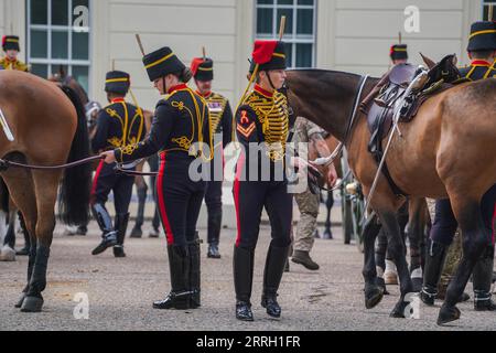 Londra Regno Unito. 8 settembre 2023 i membri della divisione di artiglieria reale a cavallo delle truppe del re presso la caserma di Wellington si preparano a celebrare l'anniversario dell'ascesa di re Carlo III con un saluto di 41 cannoni a Green Park. Re Carlo III salì al trono dopo la morte di sua madre, la regina Elisabetta II, morta all'età di 96 anni a Balmoral, in Scozia, l'8 settembre 2022 Credit amer ghazzal/Alamy Live News Foto Stock