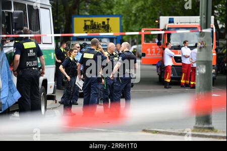 220608 -- BERLINO, 8 giugno 2022 -- agenti di polizia lavorano sulla scena dopo che un veicolo si è schiantato contro una folla a Berlino, in Germania, 8 giugno 2022. Un veicolo si è schiantato contro una folla di persone nella località di Charlottenburg a Berlino, lasciando una persona uccisa e più di una dozzina di feriti, l'agenzia di stampa tedesca dpa ha riferito mercoledì. GERMANIA-BERLINO-INCIDENTE DI SBALZO DEL VEICOLO RenxPengfei PUBLICATIONxNOTxINxCHN Foto Stock