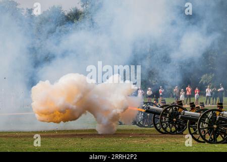 Londra, Regno Unito. 8 settembre 2023. King's Troop Royal Horse Artillery segna il primo anniversario dell'ascesa al trono di sua Maestà il Re. Erano supportati dalla Band of the Grenadier Guards. Spararono una pistola da 41 colpi saluti da 6 cannoni a Hyde Park. Crediti: Guy Bell/Alamy Live News Foto Stock