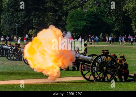 Londra, Regno Unito. 8 settembre 2023. King's Troop Royal Horse Artillery segna il primo anniversario dell'ascesa al trono di sua Maestà il Re. Erano supportati dalla Band of the Grenadier Guards. Spararono una pistola da 41 colpi saluti da 6 cannoni a Hyde Park. Crediti: Guy Bell/Alamy Live News Foto Stock