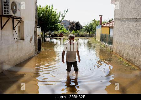 Karditsa, Grecia. 8 settembre 2023. Un uomo cammina attraverso il cortile allagato della sua casa nel villaggio di Palamas, vicino alla città di Karditsa, nella Grecia centrale. Una casa distrutta nel villaggio allagato di Palamas vicino alla città di Karditsa, nella Grecia centrale. Il bilancio delle vittime per le inondazioni causate dalle piogge torrenziali nella Grecia centrale ha continuato ad aumentare. Credito: Yorgos Karahalis/dpa/Alamy Live News Foto Stock