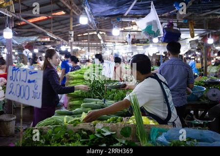 220610 -- VIENTIANE, 10 giugno 2022 -- foto scattata il 9 giugno 2022 mostra un mercato a Vientiane, Laos. Il tasso di inflazione del Laos è salito al 12,8% a maggio su base annuale, il più alto degli ultimi 18 anni, secondo l'ultimo rapporto dell'Ufficio di statistica del Laos. Foto di /Xinhua LAOS-VIENTIANE-INFLATION KaikeoxSaiyasane PUBLICATIONxNOTxINxCHN Foto Stock