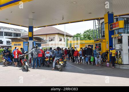 220610 -- VIENTIANE, 10 giugno 2022 -- i cittadini fanno la fila per il carburante in una stazione di servizio a Vientiane, Laos, il 14 maggio 2022. Il tasso di inflazione del Laos è salito al 12,8% a maggio su base annuale, il più alto degli ultimi 18 anni, secondo l'ultimo rapporto dell'Ufficio di statistica del Laos. Foto di /Xinhua LAOS-VIENTIANE-INFLATION KaikeoxSaiyasane PUBLICATIONxNOTxINxCHN Foto Stock