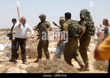 Bilder des Jahres 2022, News 06 Juni News Themen der Woche KW23 News Bilder des Tages 220610 -- HEBRON, 10 giugno 2022 -- i palestinesi si scontrano con i soldati israeliani e i coloni israeliani durante una protesta contro l'espansione degli insediamenti ebraici, nel villaggio di Yatta vicino alla città di Hebron in Cisgiordania, il 10 giugno 2022. Foto di /Xinhua MIDEAST-HEBRON-CLASHES MamounxWazwaz PUBLICATIONxNOTxINxCHN Foto Stock