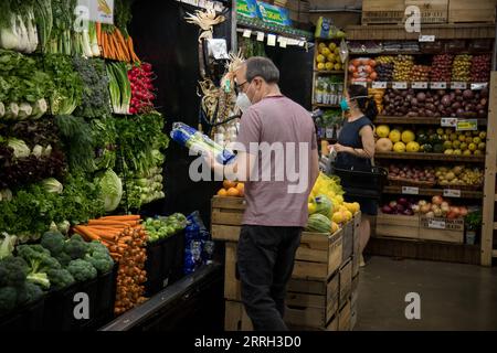 220610 -- NEW YORK, 10 giugno 2022 -- la gente fa shopping in un negozio di alimentari nel quartiere di Brooklyn, New York, negli Stati Uniti, il 10 giugno 2022. L'inflazione al consumo degli Stati Uniti a maggio è aumentata del 8,6% rispetto a un anno fa, indicando che l'inflazione rimane elevata nonostante gli aumenti dei tassi della Federal Reserve, il Dipartimento del lavoro degli Stati Uniti ha riferito venerdì. Foto di Michael Nagle/Xinhua U.S.-NEW YORK-CONSUMER INFLATION-INCREASE WangxYing PUBLICATIONxNOTxINxCHN Foto Stock