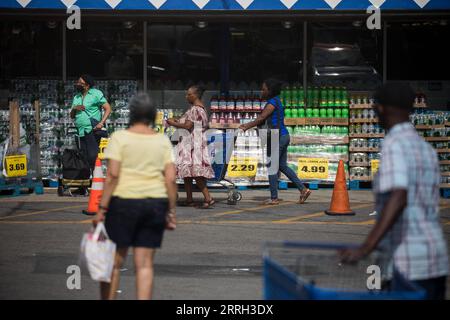 220610 -- NEW YORK, 10 giugno 2022 -- la gente viene vista nel parcheggio di un negozio di alimentari nel quartiere di Brooklyn, New York, negli Stati Uniti, il 10 giugno 2022. L'inflazione al consumo degli Stati Uniti a maggio è aumentata del 8,6% rispetto a un anno fa, indicando che l'inflazione rimane elevata nonostante gli aumenti dei tassi della Federal Reserve, il Dipartimento del lavoro degli Stati Uniti ha riferito venerdì. Foto di Michael Nagle/Xinhua U.S.-NEW YORK-CONSUMER INFLATION-INCREASE WangxYing PUBLICATIONxNOTxINxCHN Foto Stock