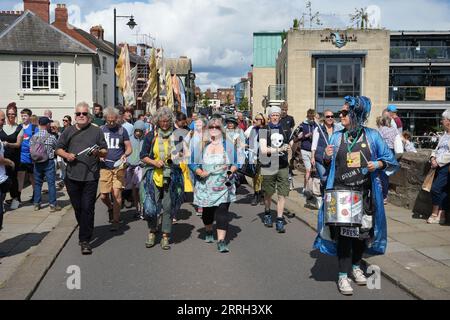 Persone che partecipano alla parata del carnevale di Hereford Street. Hereford, Regno Unito Foto Stock