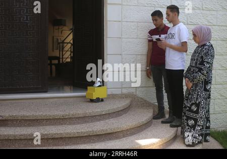 220612 -- GAZA, 12 giugno 2022 -- i fratelli palestinesi Rama R e Ahmed Ibrahim C e il loro compagno di classe Yousef Aqil lavorano su un robot intelligente nella città di Rafah nella Striscia di Gaza meridionale, 9 giugno 2022. PER ANDARE CON la caratteristica: Gli insegnanti di Gaza portano robot interattivi nelle classi foto di /Xinhua MIDEAST-GAZA-RAFAH-ROBOT INTELLIGENTE KhaledxOmar PUBLICATIONxNOTxINxCHN Foto Stock