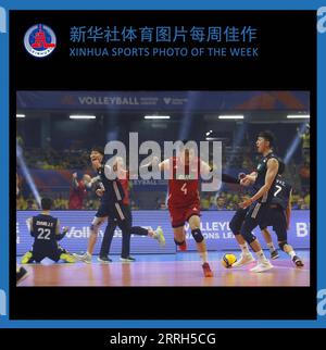 220615 -- PECHINO, 15 giugno 2022 -- XINHUA SPORTS PHOTO OF THE WEEK from June 6, 2022 to June 13, 2022 China S Yang Yiming C celebra la vittoria dopo la FIVB Volleyball Nations League Men S Pool 1 match tra Cina e Brasile a Brasilia, Brasile, il 12 giugno 2022. Foto di /Xinhua SPXINHUA FOTO SPORTIVA DELLA SETTIMANA LucioxTavora PUBLICATIONxNOTxINxCHN Foto Stock