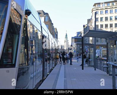 220615 -- LUSSEMBURGO CITTÀ, 15 giugno 2022 -- i passeggeri scendono da un tram alla fermata di Lussemburgo City, Lussemburgo, 14 giugno 2022. LUSSEMBURGO-LUSSEMBURGO CITTÀ-SCENARIO RenxPengfei PUBLICATIONxNOTxINxCHN Foto Stock