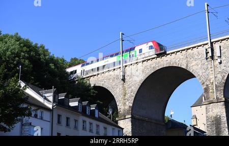 220615 -- LUSSEMBURGO CITY, 15 giugno 2022 -- Un treno corre su un ponte a Lussemburgo City, Lussemburgo, 14 giugno 2022. LUSSEMBURGO-LUSSEMBURGO CITTÀ-SCENARIO RenxPengfei PUBLICATIONxNOTxINxCHN Foto Stock