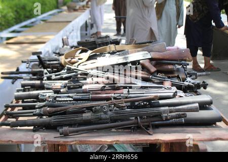 220616 -- NANGARHAR, 16 giugno 2022 -- foto scattata il 14 giugno 2022 mostra fucili d'assalto sequestrati dalle forze di sicurezza afghane nella provincia di Nangarhar, Afghanistan. Le forze di sicurezza afghane hanno sequestrato 48 fucili d'assalto, tra cui AK-47 nella provincia orientale di Nangarhar, l'agenzia di stampa statale Bakhtar ha riferito giovedì. Nell'operazione, il personale di sicurezza ha anche scoperto una grande quantità di altre armi e munizioni, comprese le mine antiuomo e anticarro, secondo il rapporto. Foto di /Xinhua AFGHANISTAN-NANGARHAR-WEAPONS-SEIZURE Hamidullah PUBLICATIONxNOTxINxCHN Foto Stock