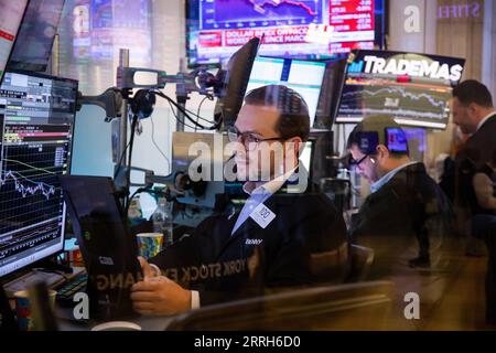 220617 -- NEW YORK, 17 giugno 2022 -- i commercianti lavorano al piano della Borsa di New York NYSE a New York, negli Stati Uniti, 16 giugno 2022. Le azioni statunitensi sono diminuite bruscamente giovedì, mentre il ripido svendita è continuato a Wall Street in mezzo ai crescenti timori della recessione. Foto di /Xinhua U.S.-NEW YORK-STOCK-DOWN MichaelxNagle PUBLICATIONxNOTxINxCHN Foto Stock