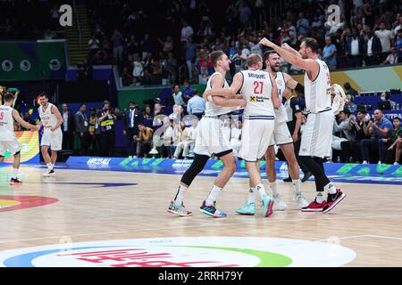 Manila, Filippine. 8 settembre 2023. I giocatori serbi celebrano la vittoria della semifinale tra Serbia e Canada alla Coppa del mondo FIBA 2023 a Manila, nelle Filippine, 8 settembre 2023. Crediti: Wu Zhuang/Xinhua/Alamy Live News Foto Stock