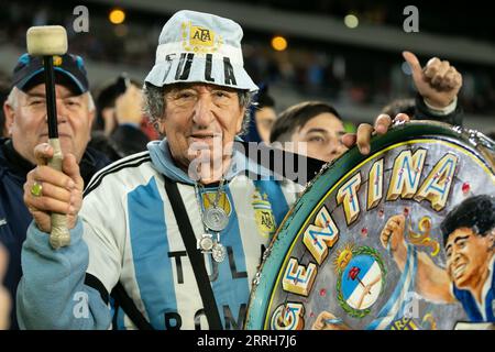 Buenos Aires, Buenos Aires, Argentina. 8 settembre 2023. BUENOS AIRES, ARGENTINA - 7 SETTEMBRE: I tifosi argentini guardano prima della partita di qualificazione della Coppa del mondo FIFA 2026 tra Argentina ed Ecuador all'Estadio MÃ¡S Monumental Antonio Vespucio liberti il 7 settembre 2023 a Buenos Aires, Argentina. (Immagine di credito: © Florencia Tan Jun/PX Imagens via ZUMA Press Wire) SOLO USO EDITORIALE! Non per USO commerciale! Foto Stock