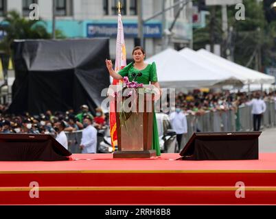 220619 -- DAVAO CITY, 19 giugno 2022 -- Sara Duterte-Carpio parla dopo aver prestato giuramento come quindicesimo vicepresidente delle Filippine a Davao City, nelle Filippine meridionali, 19 giugno 2022. Avvocato ed ex sindaco di Davao, Duterte-Carpio assumerà ufficialmente l'incarico il 30 giugno. Il suo mandato di sei anni termina il 30 giugno 2028. Duterte-Carpio ha vinto raccogliendo 32,2 milioni di voti, il più alto numero di voti da tutti i candidati nazionali, nelle elezioni del maggio 2022 e circa il doppio dei 16,6 milioni di voti espressi per suo padre nella corsa presidenziale del 2016. Duterte-Carpio sarà anche a capo del Foto Stock