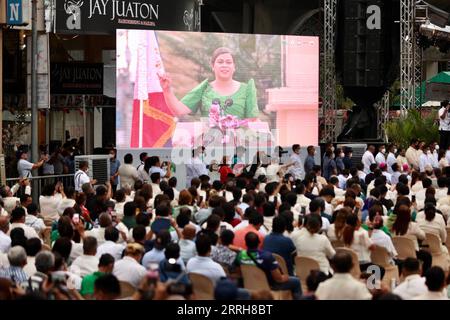 220619 -- DAVAO CITY, 19 giugno 2022 -- Sara Duterte-Carpio parla dopo aver prestato giuramento come quindicesimo vicepresidente delle Filippine a Davao City, nelle Filippine meridionali, 19 giugno 2022. Avvocato ed ex sindaco di Davao, Duterte-Carpio assumerà ufficialmente l'incarico il 30 giugno. Il suo mandato di sei anni termina il 30 giugno 2028. Duterte-Carpio ha vinto raccogliendo 32,2 milioni di voti, il più alto numero di voti da tutti i candidati nazionali, nelle elezioni del maggio 2022 e circa il doppio dei 16,6 milioni di voti espressi per suo padre nella corsa presidenziale del 2016. Duterte-Carpio sarà anche a capo del Foto Stock