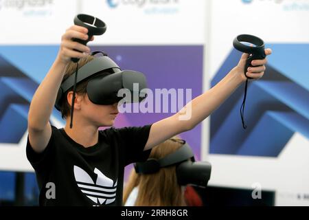 220619 -- BUCAREST, 19 giugno 2022 -- i bambini che indossano cuffie per realtà virtuale sono visti alla Tech Week di Bucarest, in Romania, il 19 giugno 2022. Bucharest Tech Week è un evento tecnologico annuale volto a riunire le nuove tendenze tecnologiche provenienti da tutto il mondo e l'applicazione di nuove scoperte scientifiche nella vita di tutti i giorni. Foto di /Xinhua ROMANIA-BUCAREST-TECH WEEK CristianxCristel PUBLICATIONxNOTxINxCHN Foto Stock