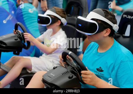 220619 -- BUCAREST, 19 giugno 2022 -- i bambini che indossano cuffie per realtà virtuale sono visti alla Tech Week di Bucarest, in Romania, il 19 giugno 2022. Bucharest Tech Week è un evento tecnologico annuale volto a riunire le nuove tendenze tecnologiche provenienti da tutto il mondo e l'applicazione di nuove scoperte scientifiche nella vita di tutti i giorni. Foto di /Xinhua ROMANIA-BUCAREST-TECH WEEK CristianxCristel PUBLICATIONxNOTxINxCHN Foto Stock