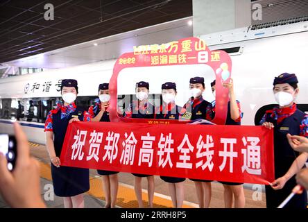 220620 -- ZHENGZHOU, 20 giugno 2022 -- gli assistenti del treno posano per una foto prima della partenza a Zhengzhou, nella Cina centrale nella provincia di Henan, 20 giugno 2022. Con una lunghezza totale di 1.068 km, la ferrovia ad alta velocità Zhengzhou-Chongqing ha iniziato a funzionare il lunedì. Attraverso la linea, il tempo di viaggio da Chongqing a Zhengzhou può essere ridotto da circa 8 ore a 4 ore e 23 minuti alla massima velocità, mentre il tempo più breve da Chongqing a Pechino sarà ridotto da più di 20 ore a meno di 7 ore. CHINA-CHONGQING-ZHENGZHOU-RAILWAY-FULL OPERATION CN HAOXYUAN PUBLICATIONXNOTXINXCHN Foto Stock