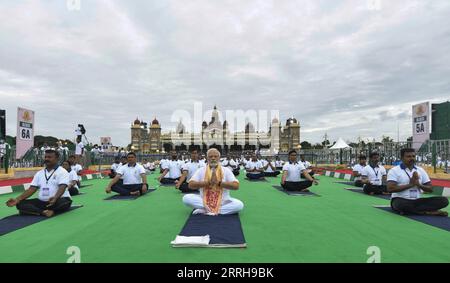 Bilder des Jahres 2022, News 06 Juni News Themen der Woche KW25 News Bilder des Tages 220621 -- MYSURU, 21 giugno 2022 -- il primo ministro indiano Narendra modi front esegue yoga insieme alle persone nella giornata Internazionale dello Yoga al Mysuru Palace, a Mysuru, India, 21 giugno 2022. UNI INDIA-MYSURU-PRIMO MINISTRO-GIORNATA INTERNAZIONALE DI YOGA JAVEDXDAR PUBLICATIONXNOTXINXCHN Foto Stock