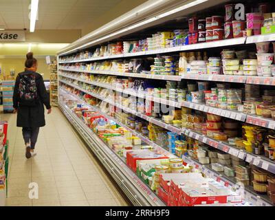 220427 -- BERLINO, 27 aprile 2022 -- Un negozio di consumo in un supermercato di Berlino, capitale della Germania, il 27 aprile 2022. La fiducia dei consumatori in Germania si è deteriorata in modo significativo in aprile nel contesto del conflitto tra Russia e Ucraina, secondo uno studio mensile pubblicato mercoledì dall’istituto GfK di ricerche di mercato con sede a Norimberga. A causa dell'esplosione dei prezzi dell'energia e dell'elevata inflazione, l'indicatore GfK prospettico di maggio è crollato di 10,8 26,5 punti, secondo lo studio basato su interviste di circa 2.000 consumatori tedeschi. GERMANIA-BERLINO-SENTIMENTO DEI CONSUMATORI Foto Stock